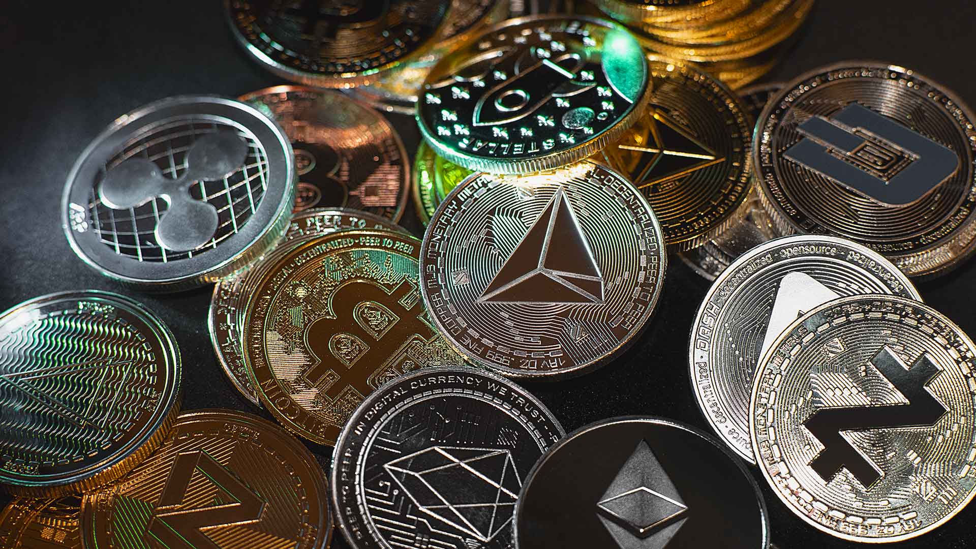 Quasi un miliardo vola via dagli ETF crypto mentre la geopolitica scuote i mercati e le altcoin sorprendono